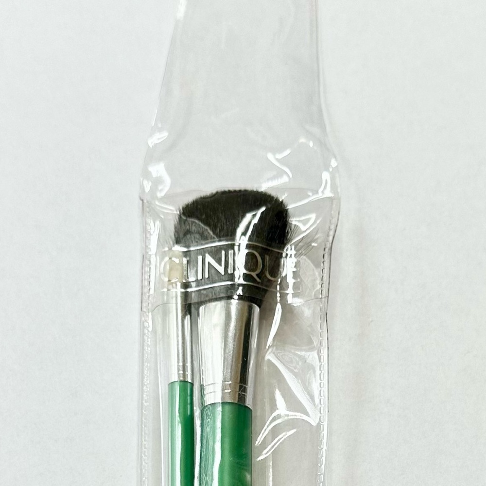 Clinique Brush Set - Set of 2 Long Green-Handled Brushes, Powder and Smudging - Picture 6 of 9